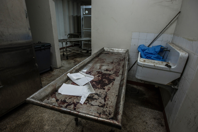 Una de las camillas de operación llena de sangre. (FOTO: Meridith Kohut/The New York Times)