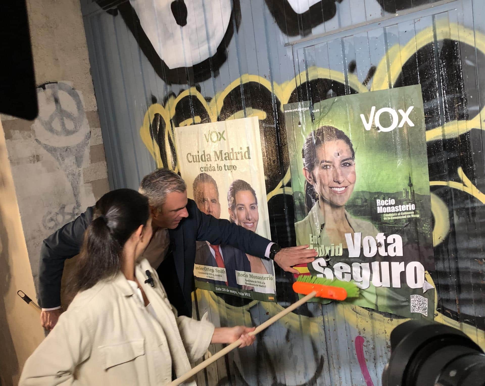 Vox Apela Al Voto Seguro En Una Pegada De Carteles En Madrid Con