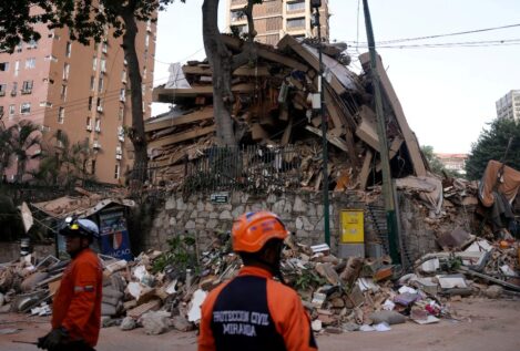 Ecuador envía 46 bomberos y dos perros a Venezuela después del doble terremoto