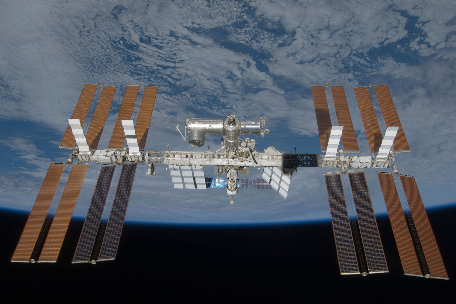 Cosmonautas de la Estación Espacial Internacional colocarán 2 cámaras de observación de la Tierra