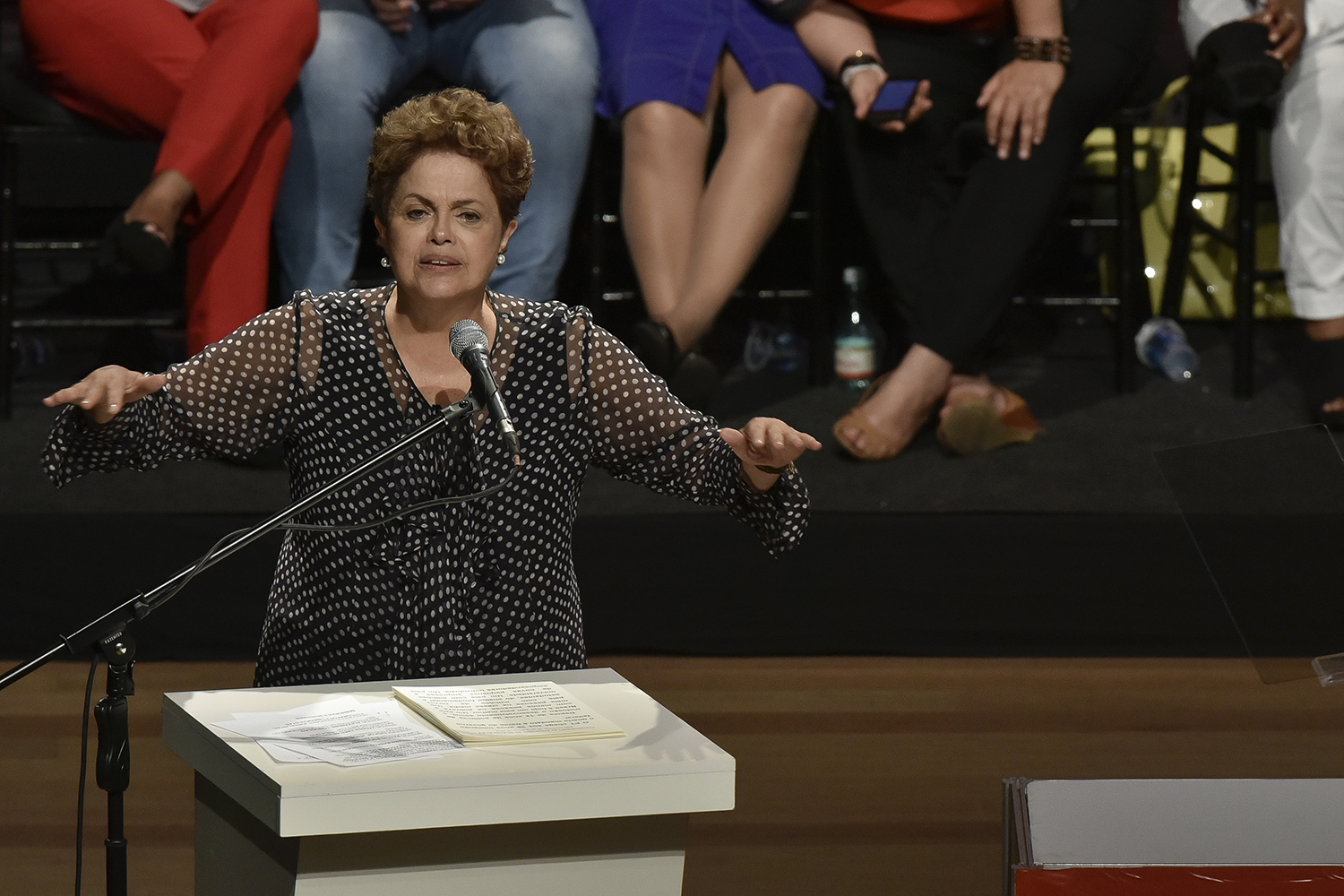 Imagen de Rousseff subre abrupto descenso