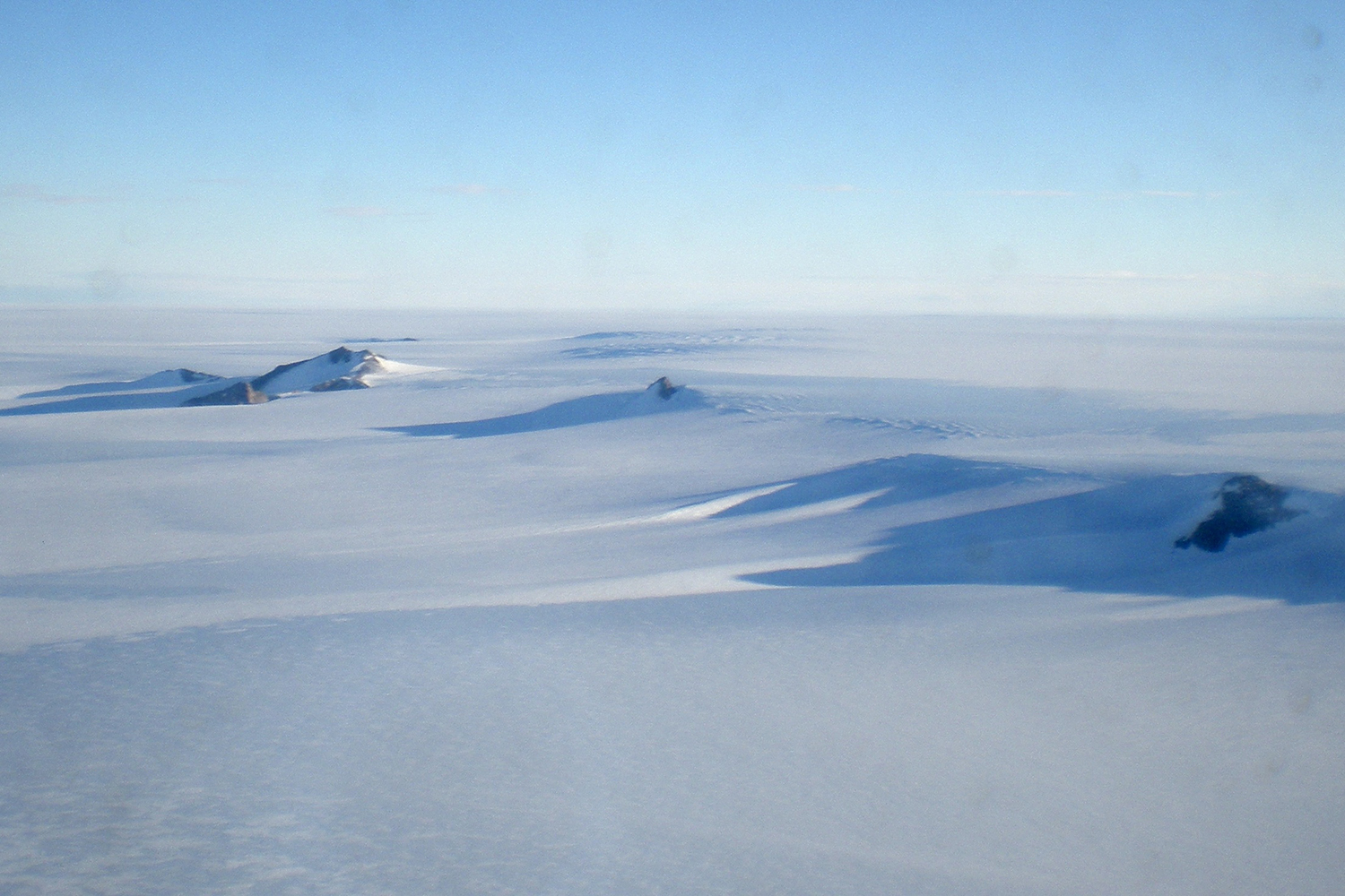 Calentamiento global acelera pérdida del volumen de las plataformas heladas de la Antártida