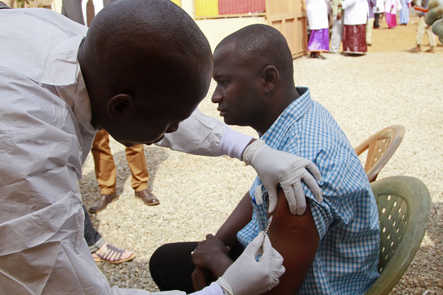Prueban en 10.000 personas nueva vacunas contra el ébola
