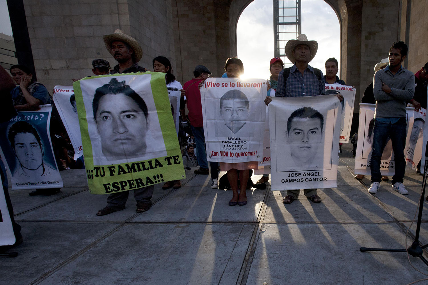 Familiares de los 43 estudiantes desaparecidos exigen posponer elecciones en Guerrero