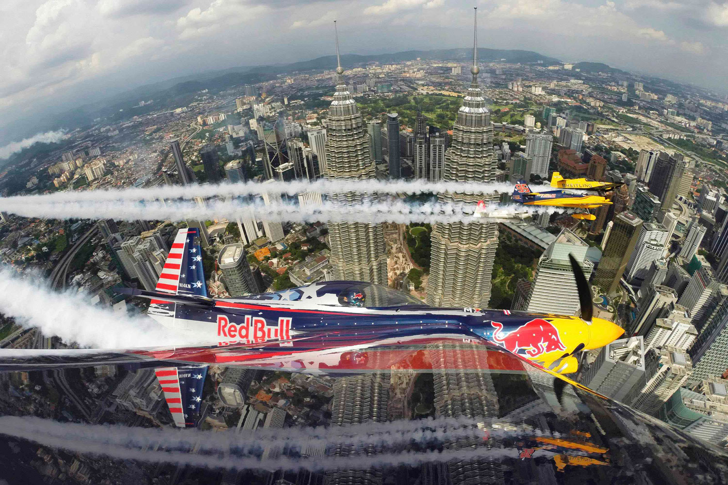 La Red Bull Air Race World Championship surca el cielo de Kuala Lampur