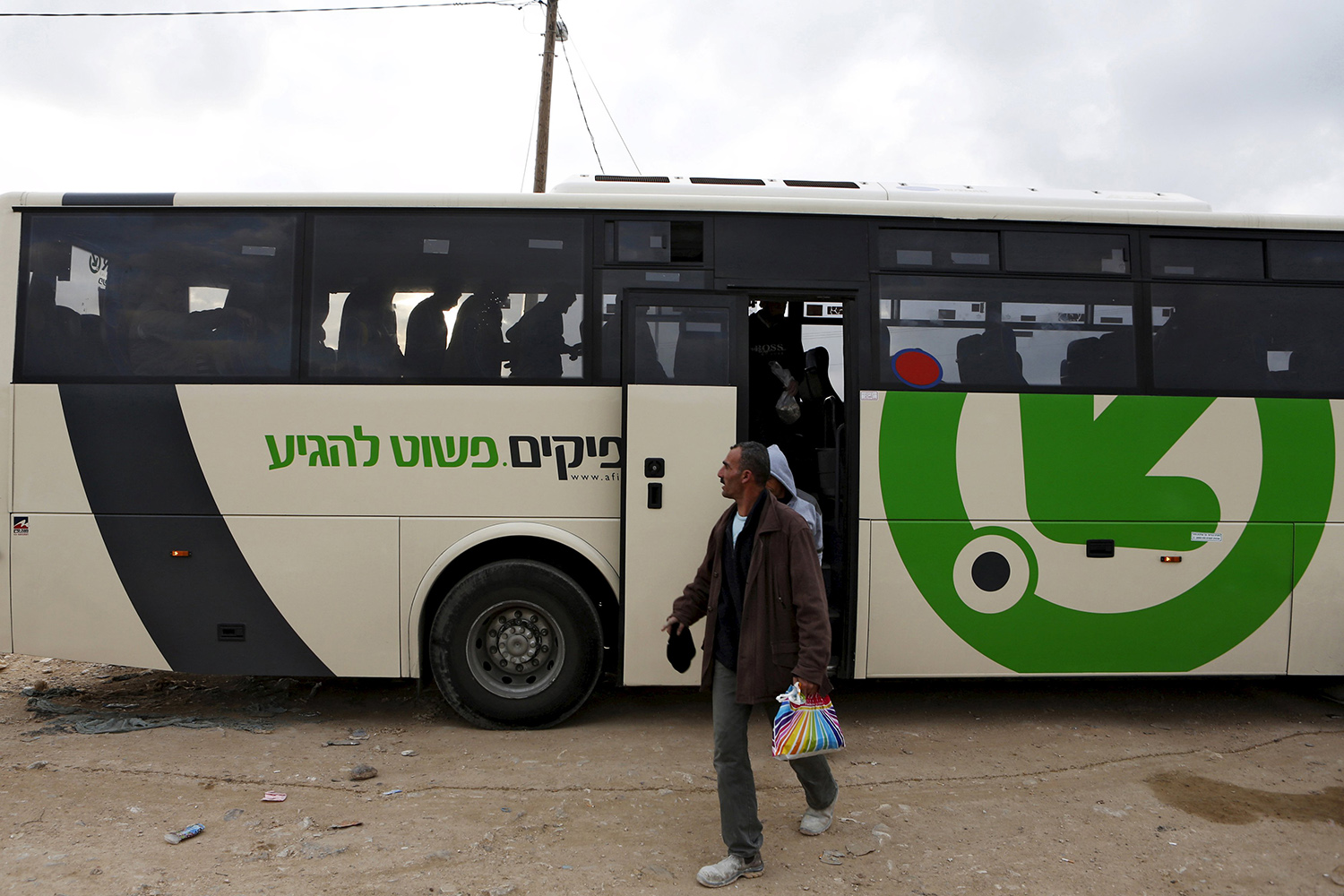Netanyahu suspende una norma para prohibir a los palestinos usar los mismos buses que los israelíes
