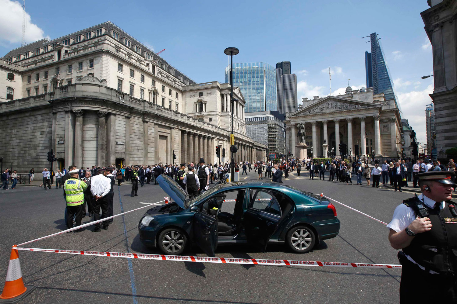 Alerta por un coche abandonado frente al Banco de Inglaterra.