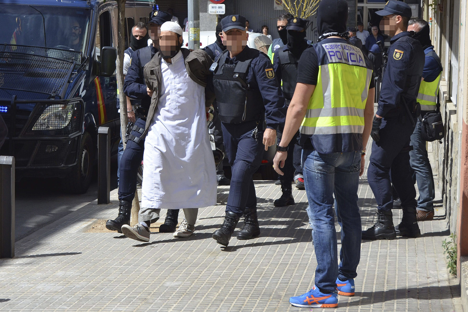 Detienen a dos personas en Barcelona por difundir propaganda del Estado Islámico.