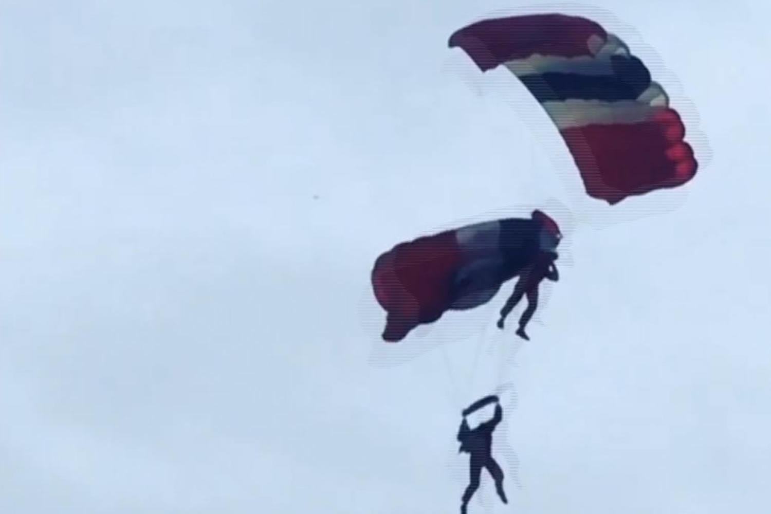 Dos paracaidistas se enredan y realizan una espeluznante maniobra de emergencia