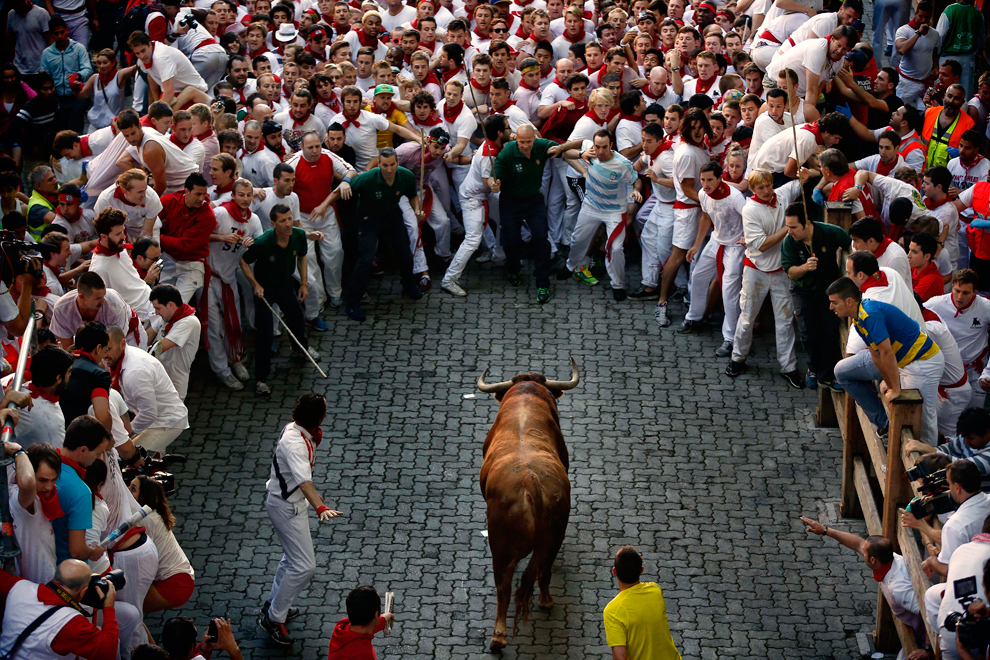 Un toro rezagado se encara a la multitud durante las fiestas de San Fermin en Pamplona