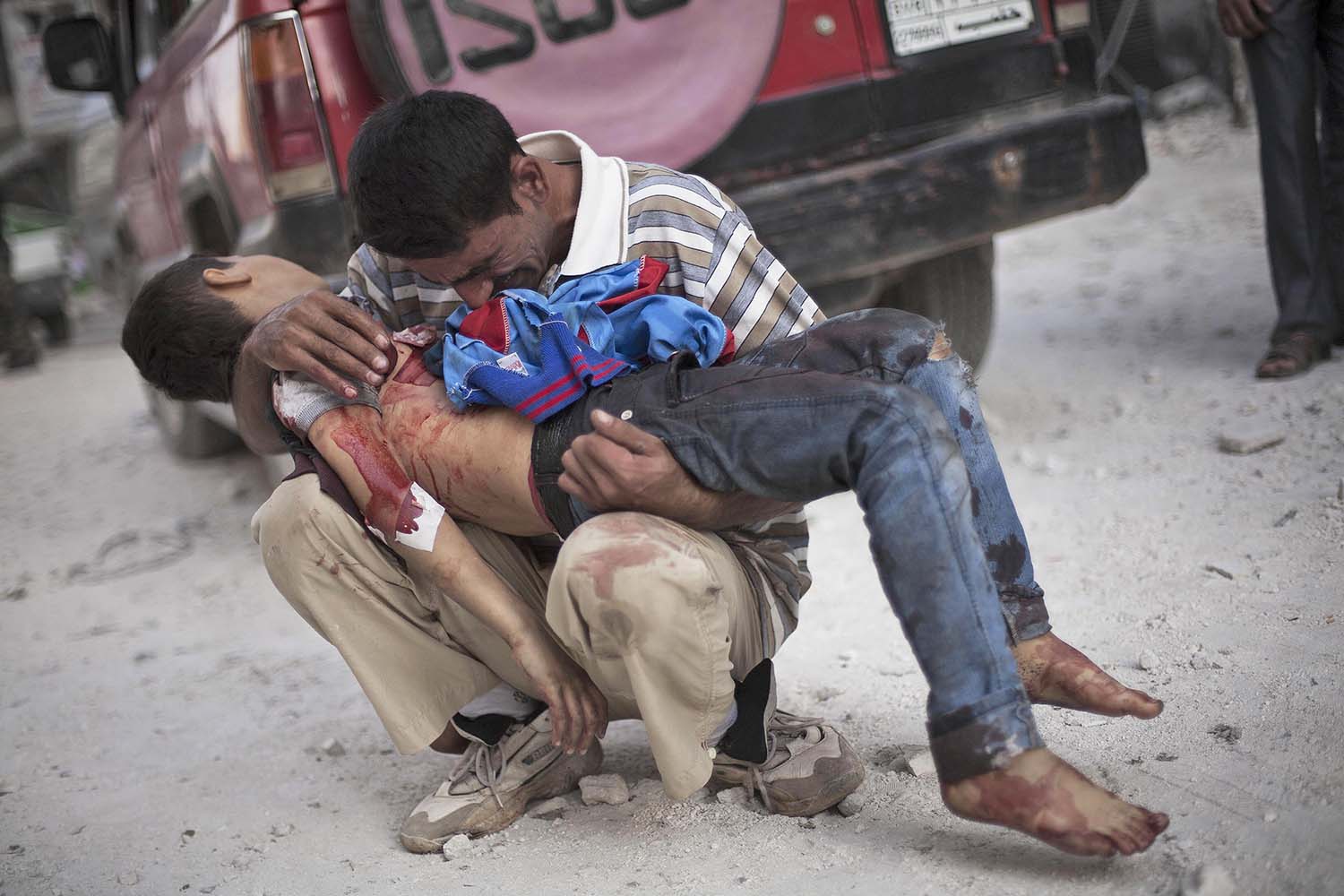 Especial Siria. Un hombre llora la muerte de su hijo tras un ataque del ejercito de al-Asad