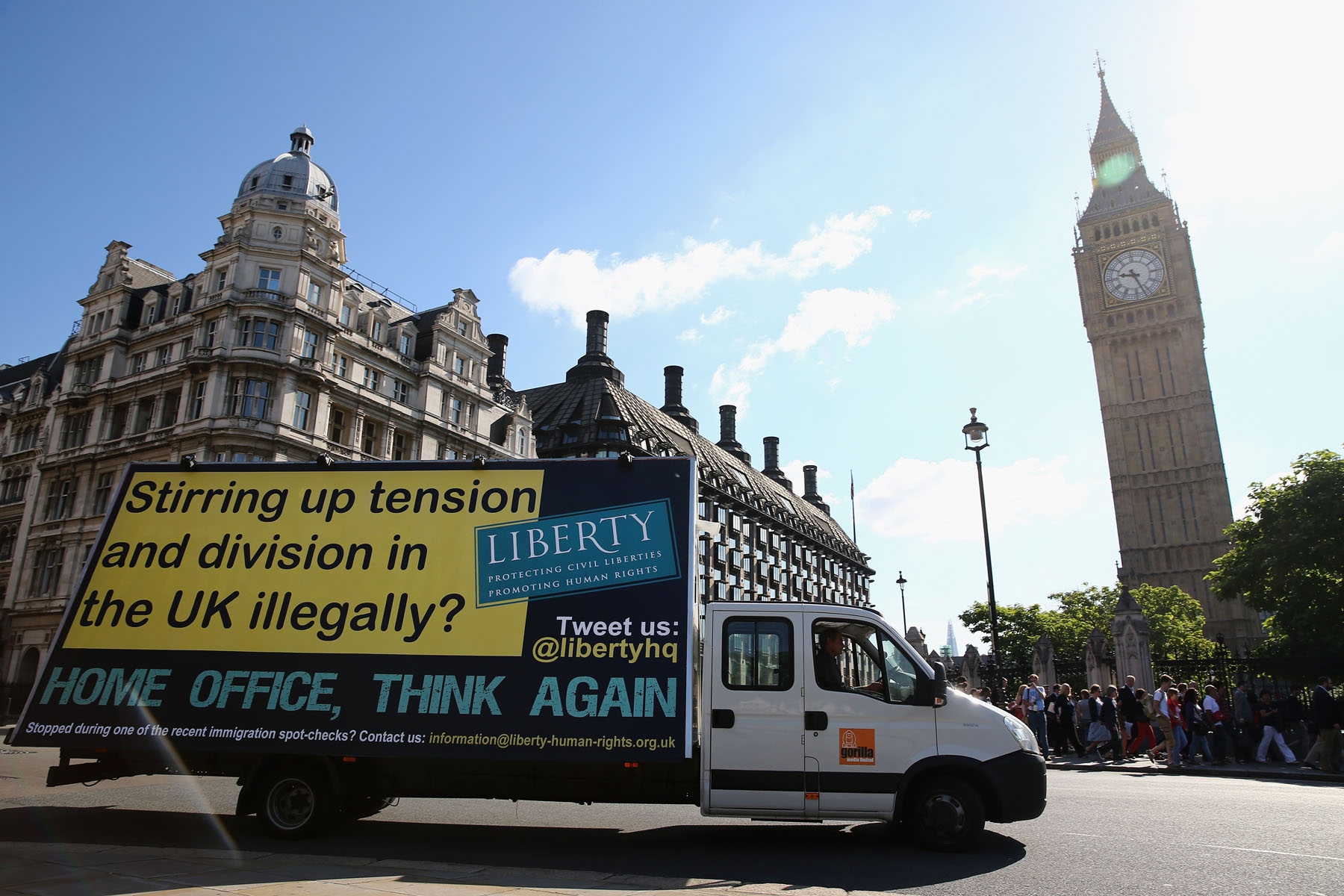 Camioneta con mensajes contra la inmigración ilegal en Inglaterra circuló ayer en Londres.