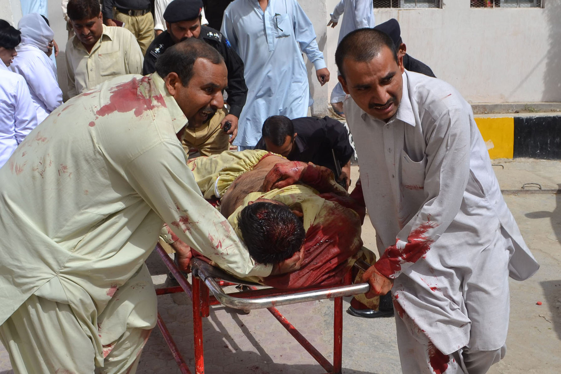 Un atentado suicida durante el funeral de un policía en Pakistan deja 38 muertos y 50 heridos