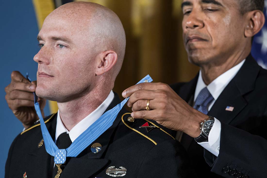 El sargento Ty Michael Carter recibe la Medalla de Honor por su valentía en Afganistán