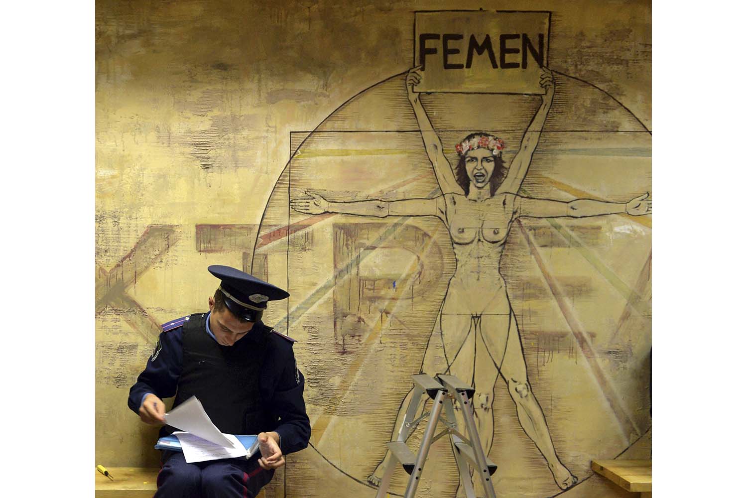 La policía ucraniana dice haber encontrado una pistola y una granada en la sede de Femen