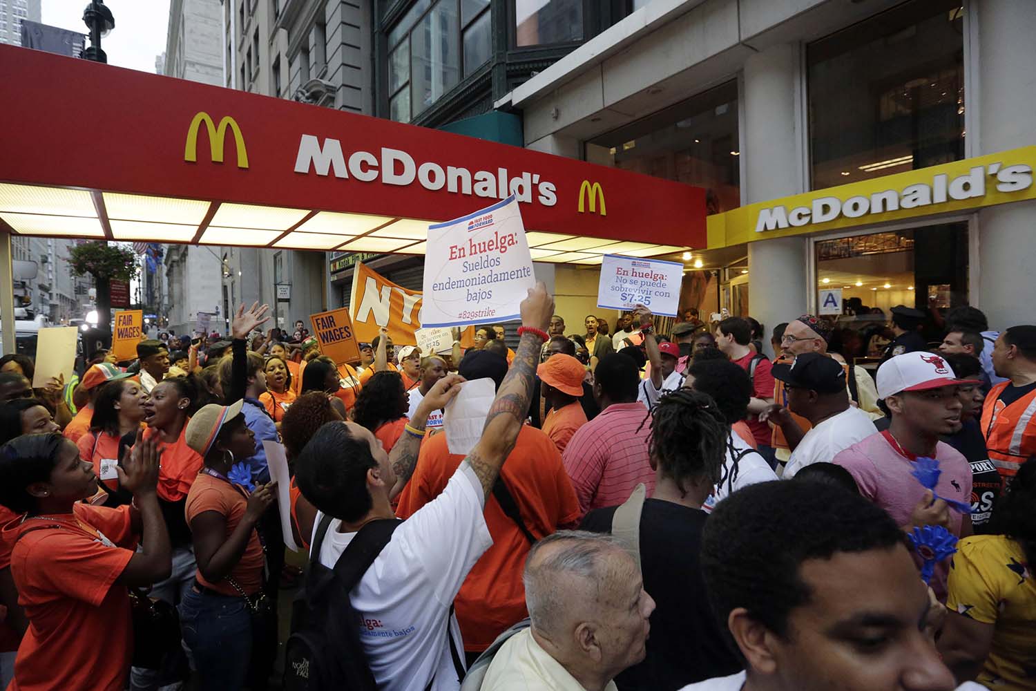 Empleados de Mcdonad's se manifiestan reclamando un salario de 15 dólares por hora