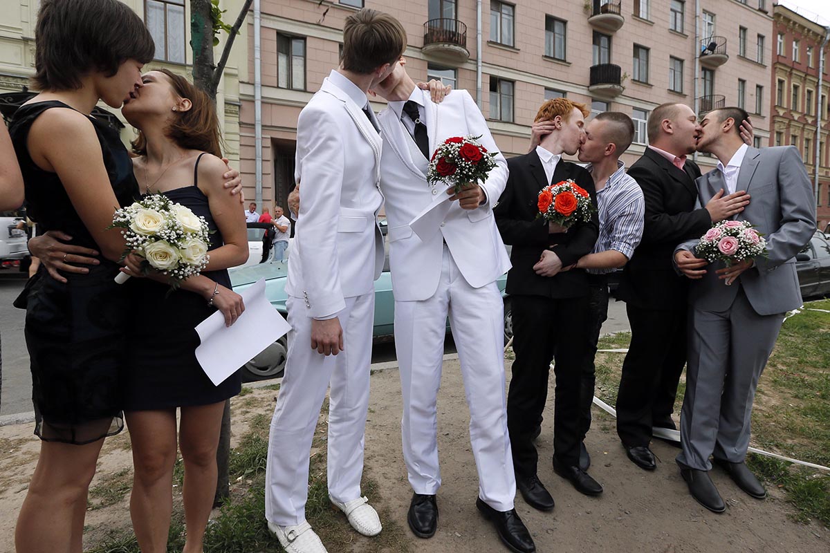 Especial Propaganda Homosexual. Una boda masiva de parejas gays frente al registro civil en Rusia