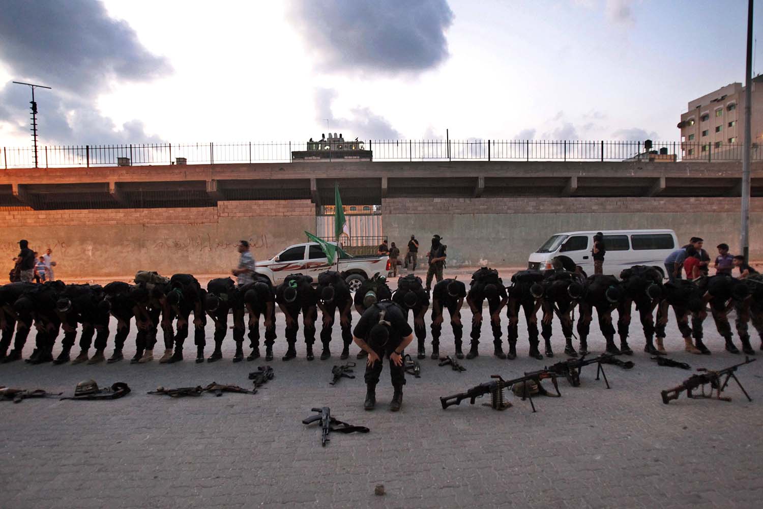 Un grupo de combatientes del ala militar de Hamás marcha exhibiendo sus armas por Gaza