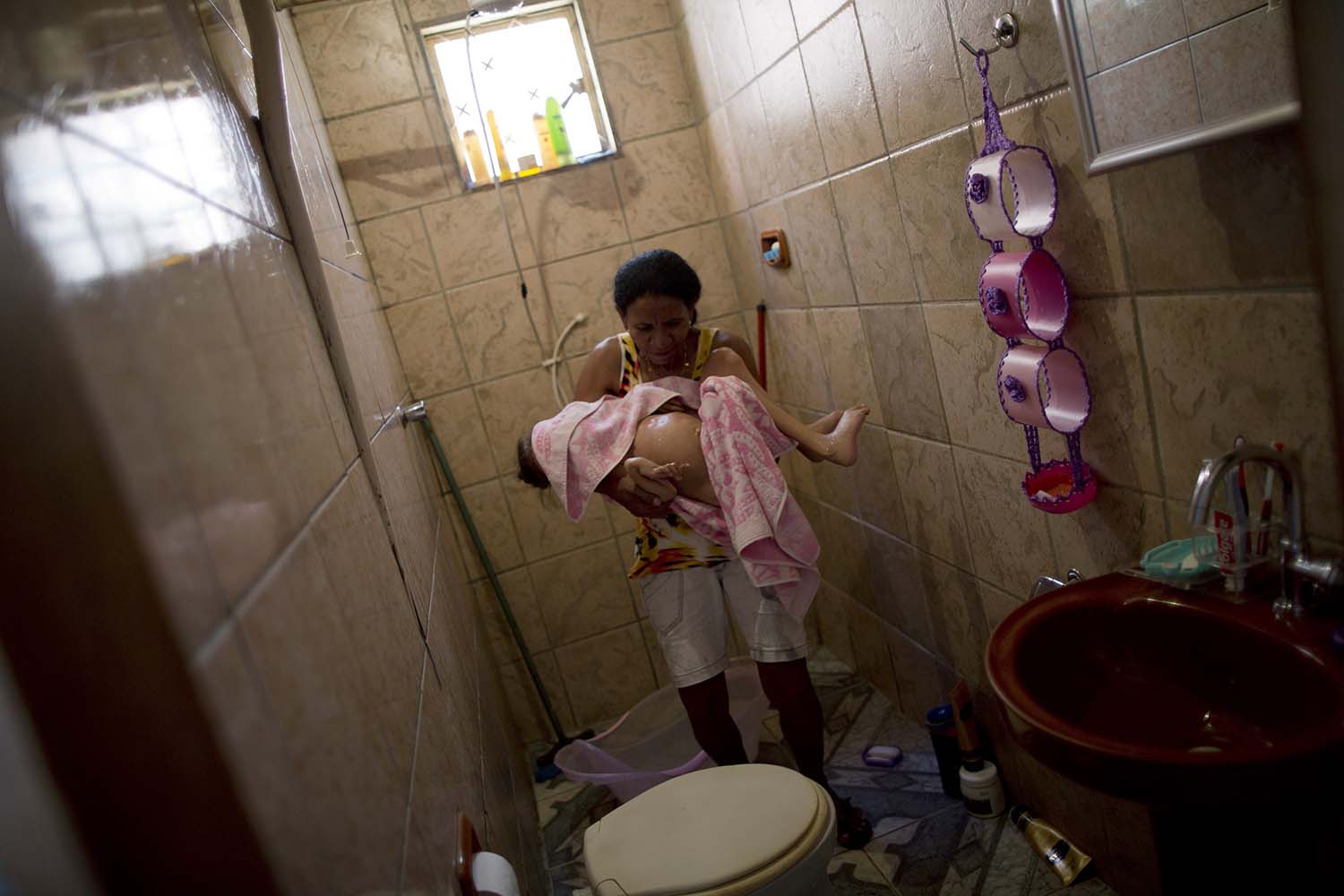 Especial Vivir con lo mínimo. Una madre brasileña recibe 222 euros al mes por su hija con parálisis