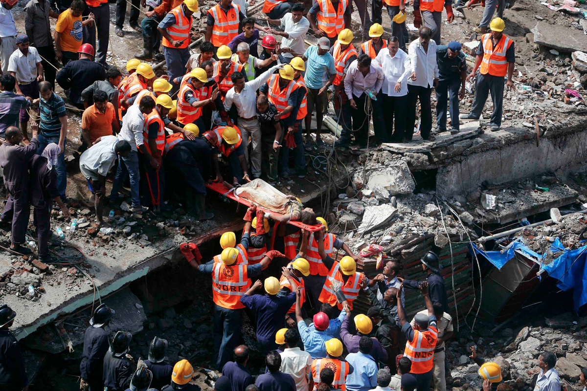 Al menos 6 muertos y 70 personas pueden estar atrapadas bajo los escombros de un edificio en Bombay