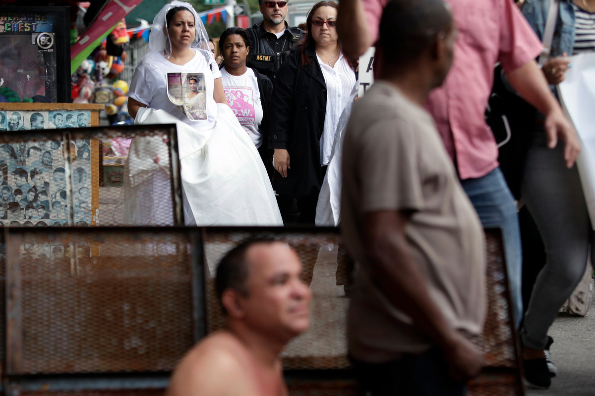 Mujeres vestidas de novia marchan por Nueva York difuendiendo mensajes contra la violencia machista