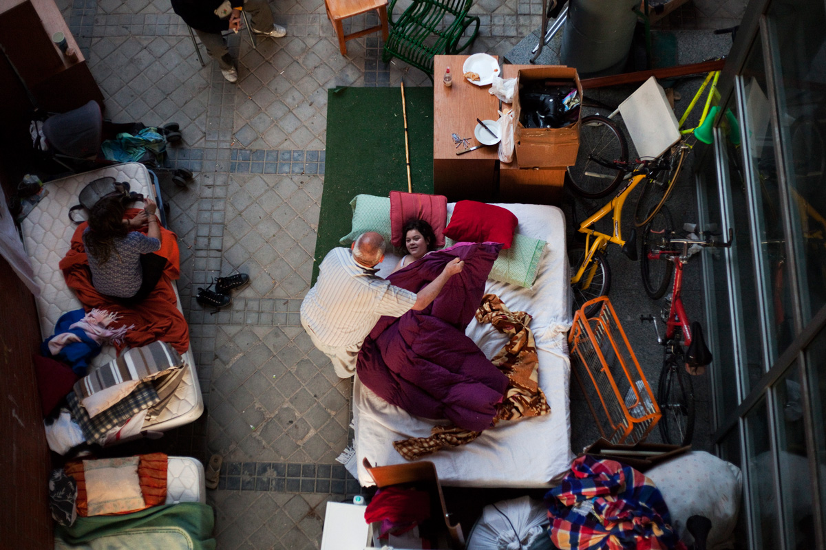 La familia Rodríguez ha dormido a la intemperie tras ser desalojada de su vivienda en Madrid