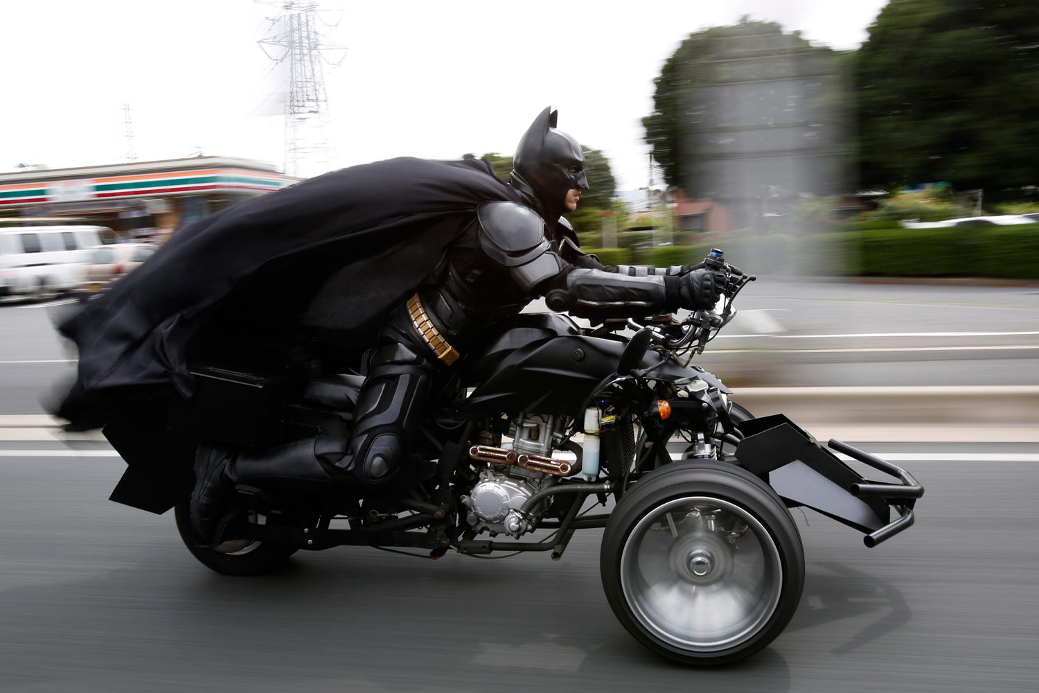 Un misterioso motorista disfrazado de Batman causa sensación en Japón.