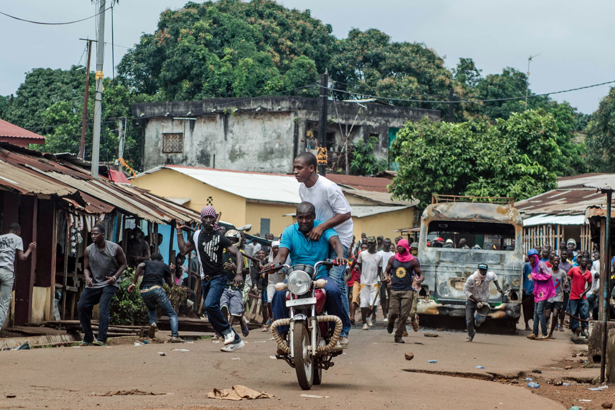 Dos hombres lanzan una granada contra un grupo de simpatizantes del gobierno en Conakri, Guinea
