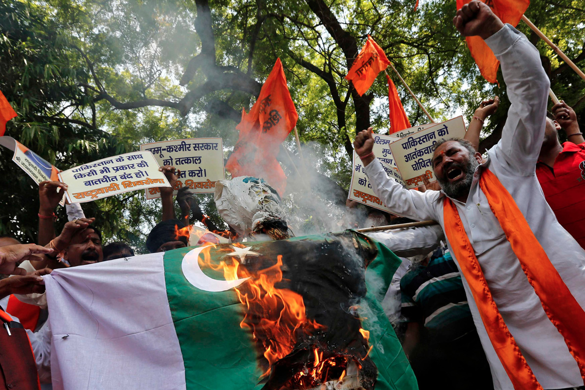 Un grupo radical quema banderas y retratos del primer ministro del estado indio de Jammu y Cachemira