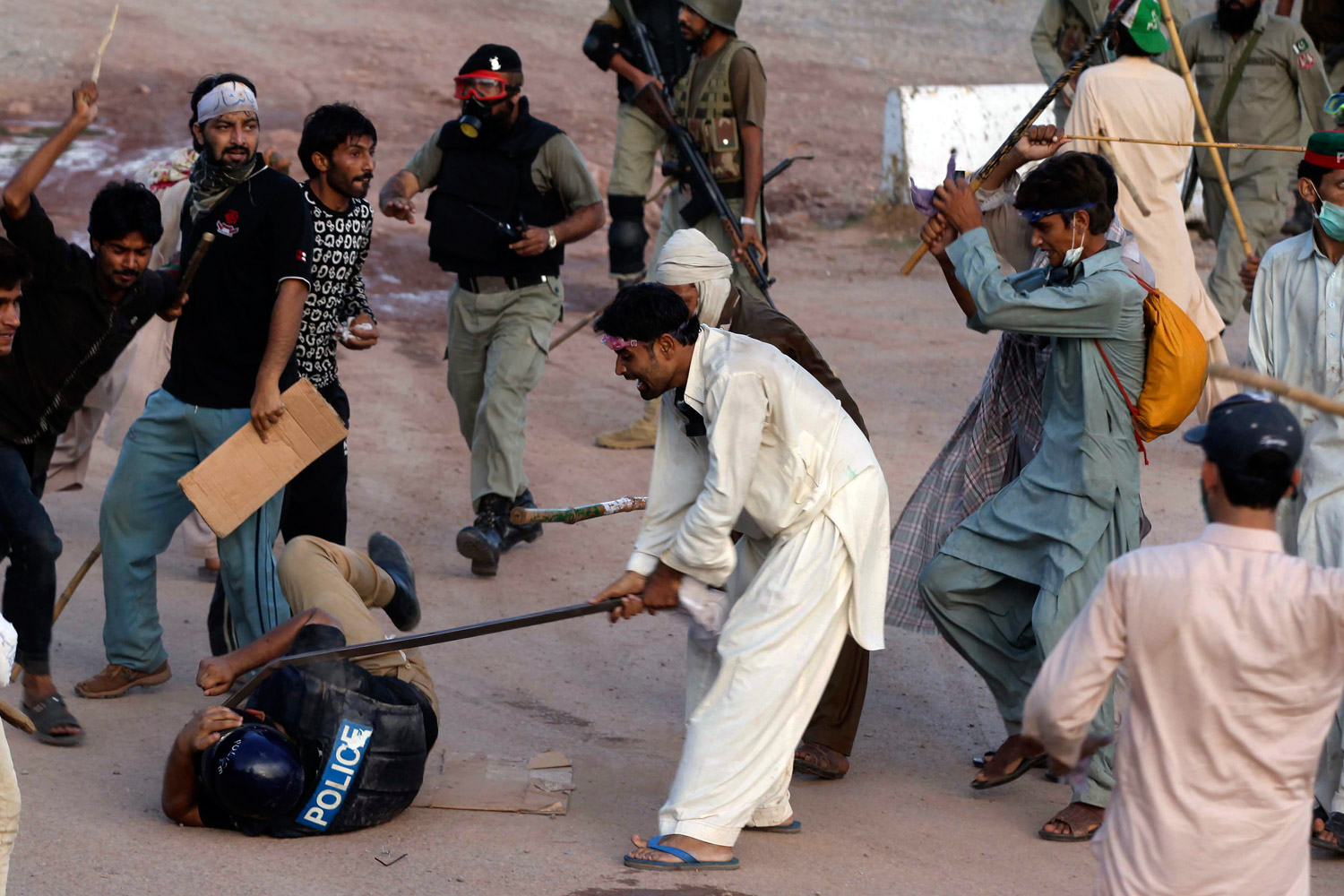 Al menos tres muertos y 560 heridos en los enfrentamientos entre Policía y manifestantes en Pakistán