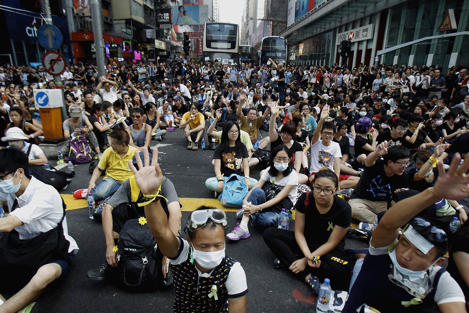 Manifestantes y contrarios a las protestas se enfrentan en Hong Kong.