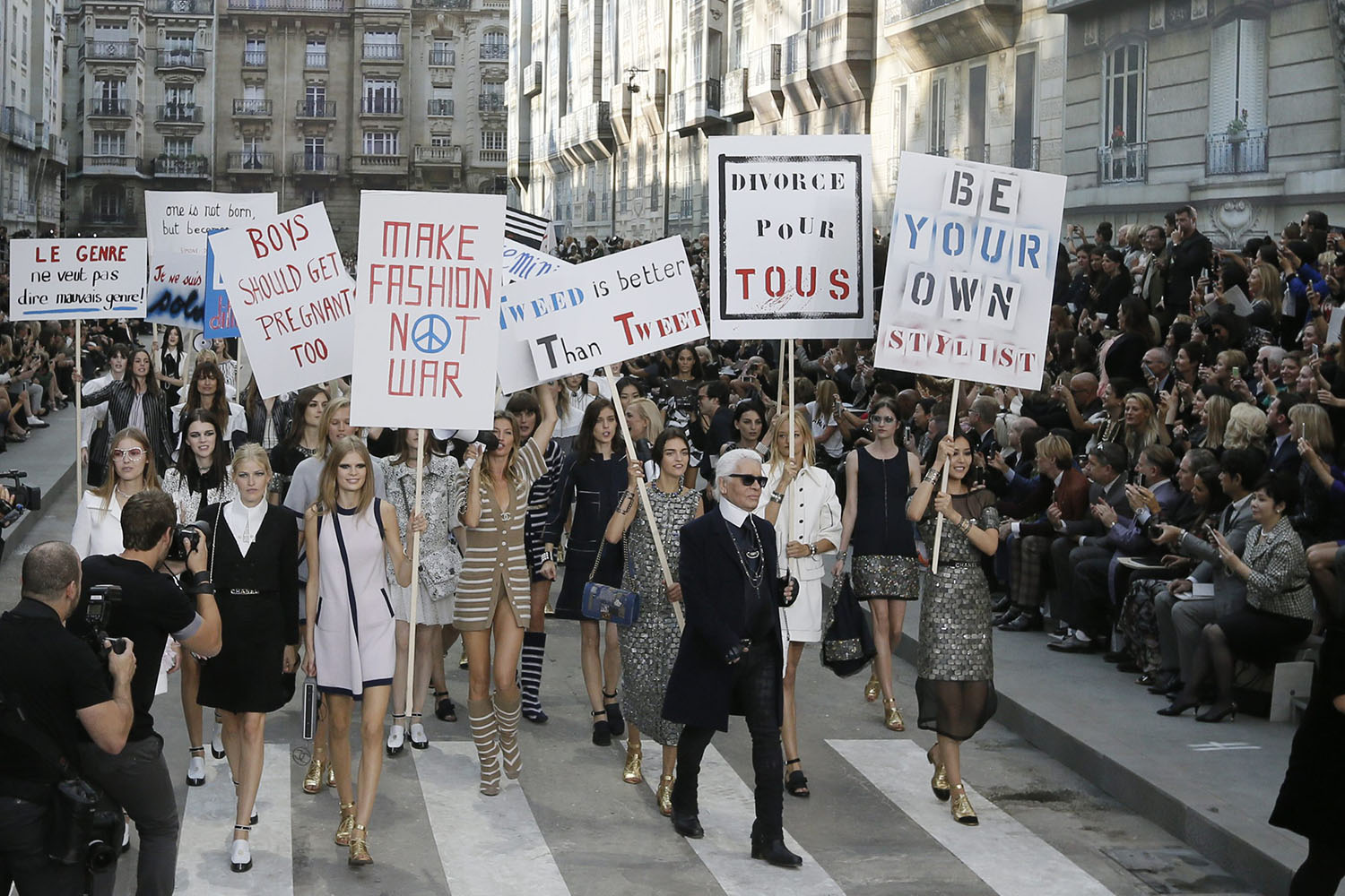 Lagerfeld saca la moda a la calle para su colección Chanel.