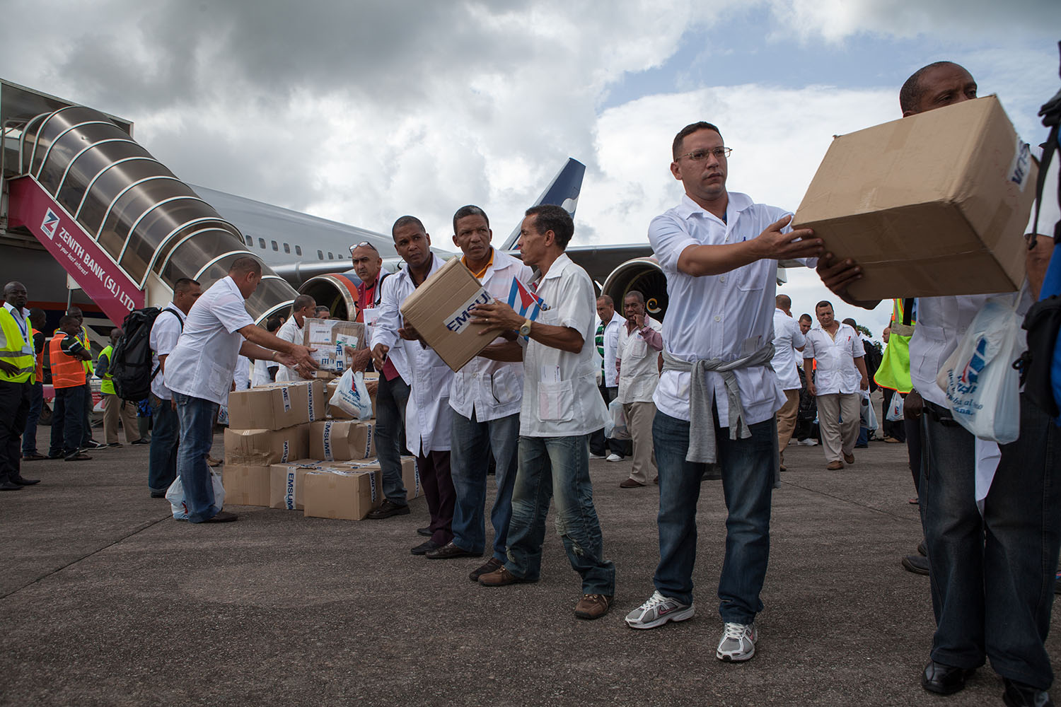 Viajan médicos de Cuba a Sierra Leona para combatir ébola