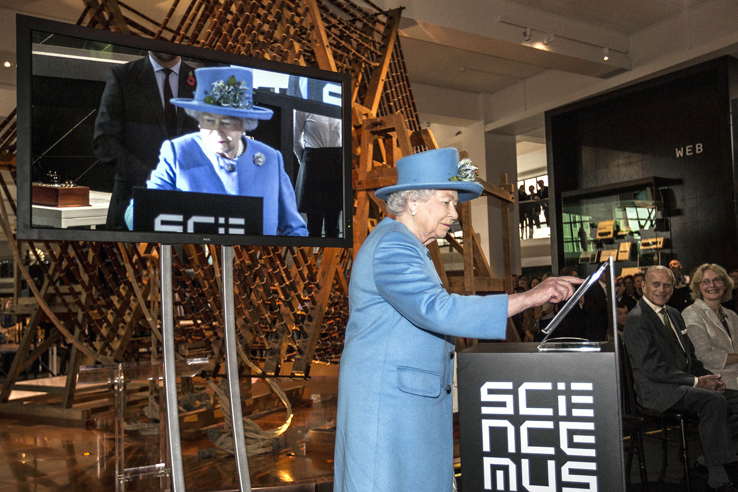 Isabel II envía su primer tuit desde el Museo de la Ciencia de Londres
