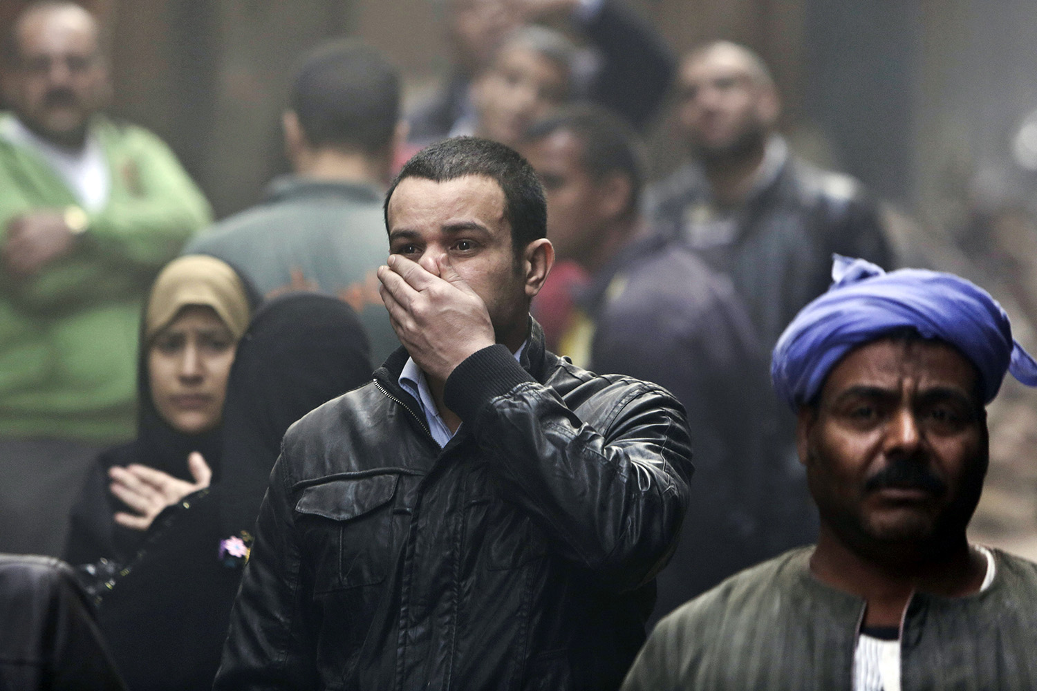 Quince personas mueren al derrumbarse un edificio en El Cairo