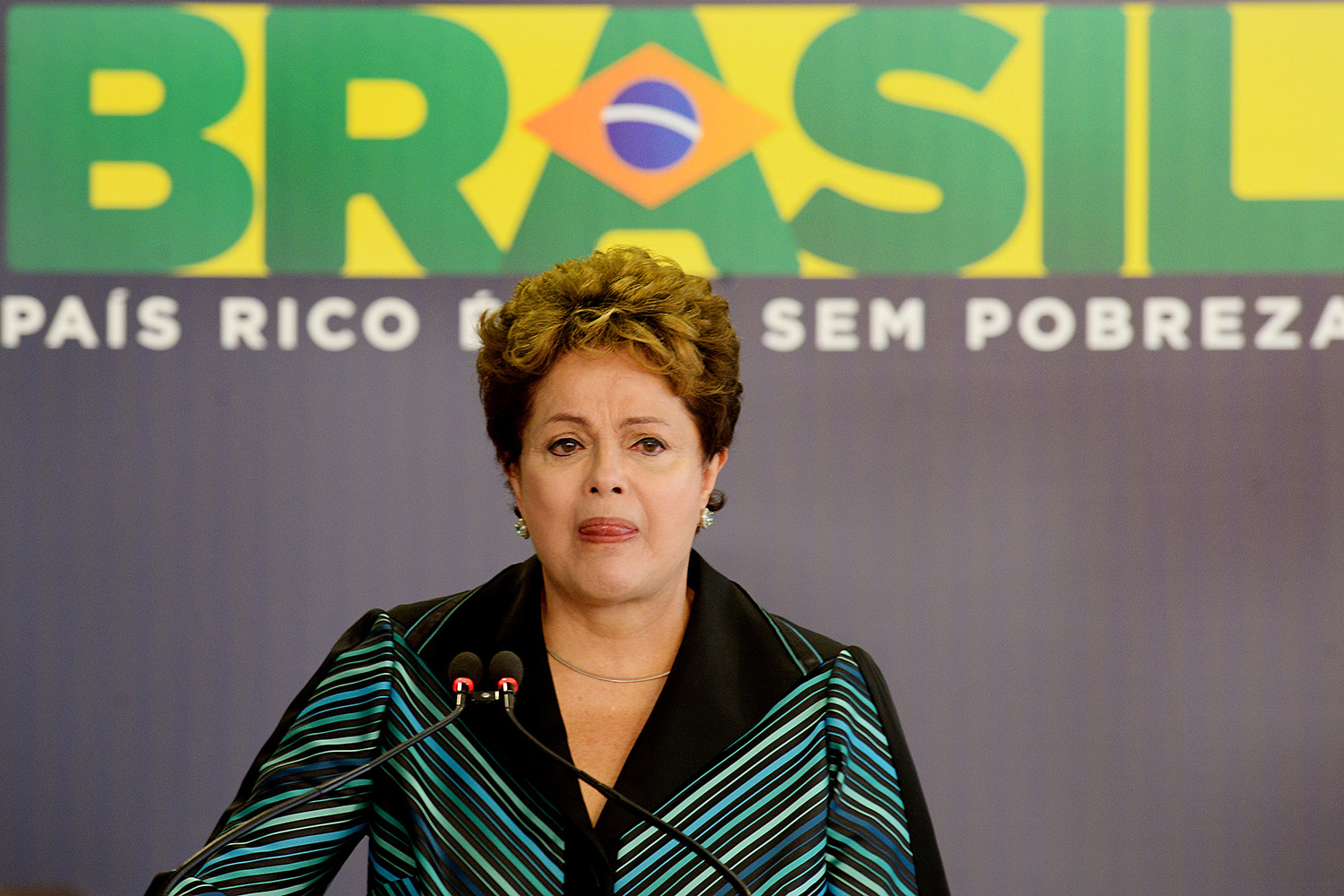 Rousseff llora al recibir el informe sobre las torturas de la última dictadura en Brasil