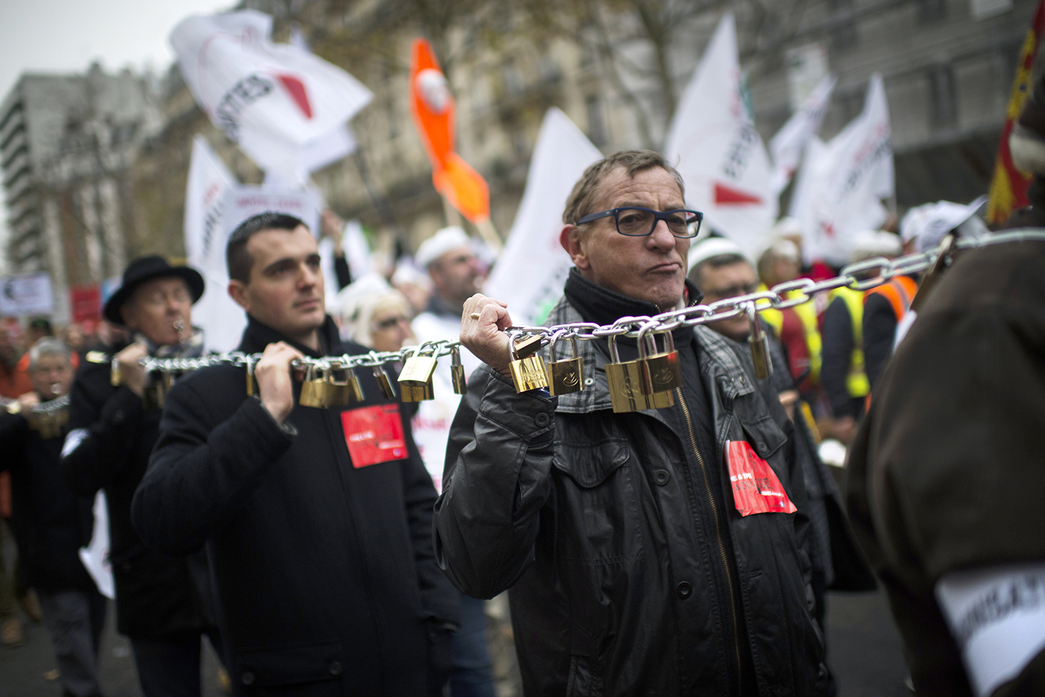 Comerciantes en Paris se encadenan para protestar