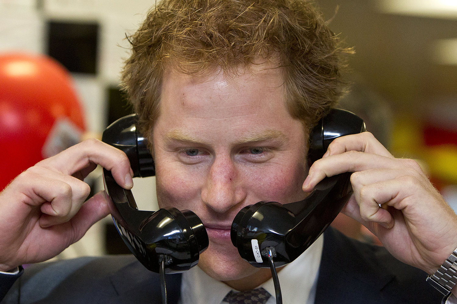 El príncipe Harry hace de telefonista por un día