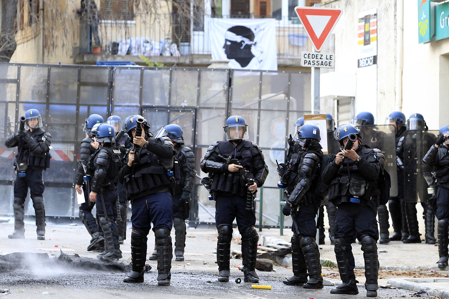 Nacionalistas corsos se enfrentan a la policia