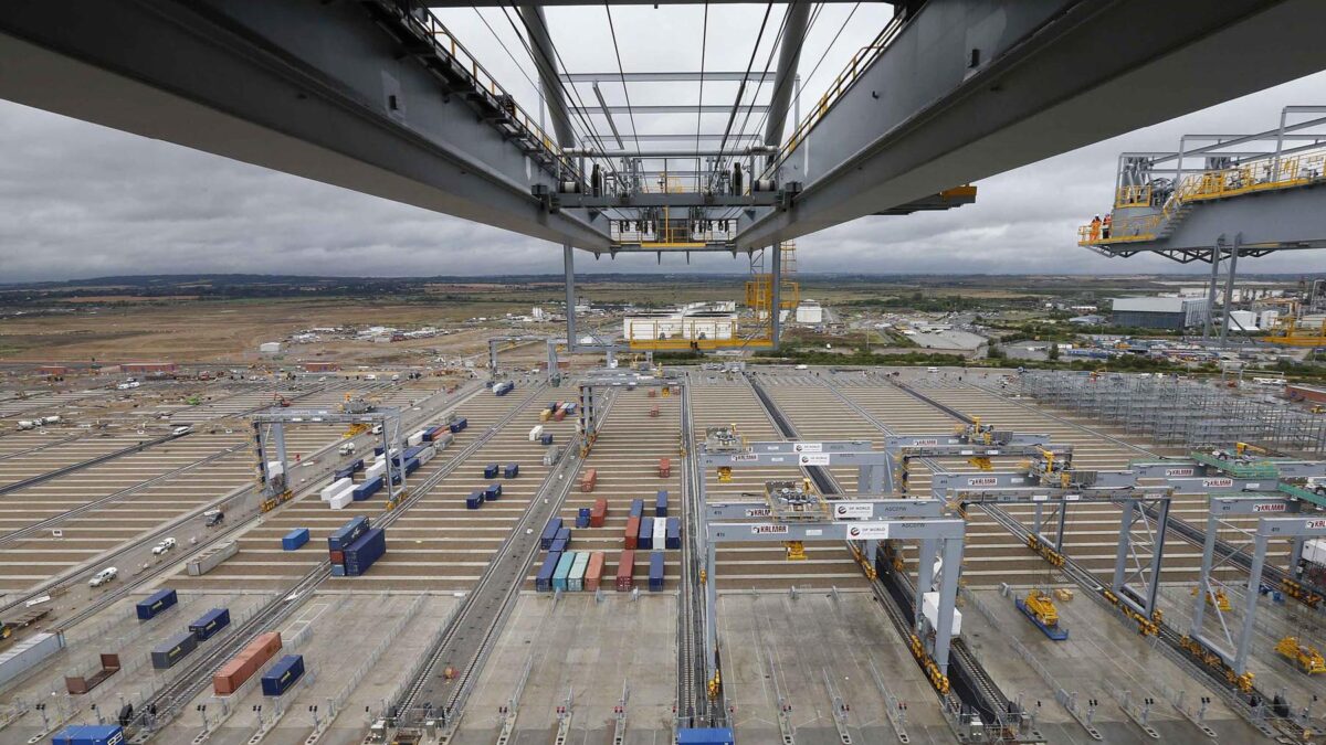 Continúan los trabajos de construcción del puerto de Essex, al sureste de Inglaterra, el mayor embar