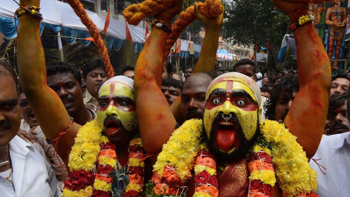 Miles de devotos hinduistas finalizaron ayer las celebraciones del Festival de Bonalu en el templo S