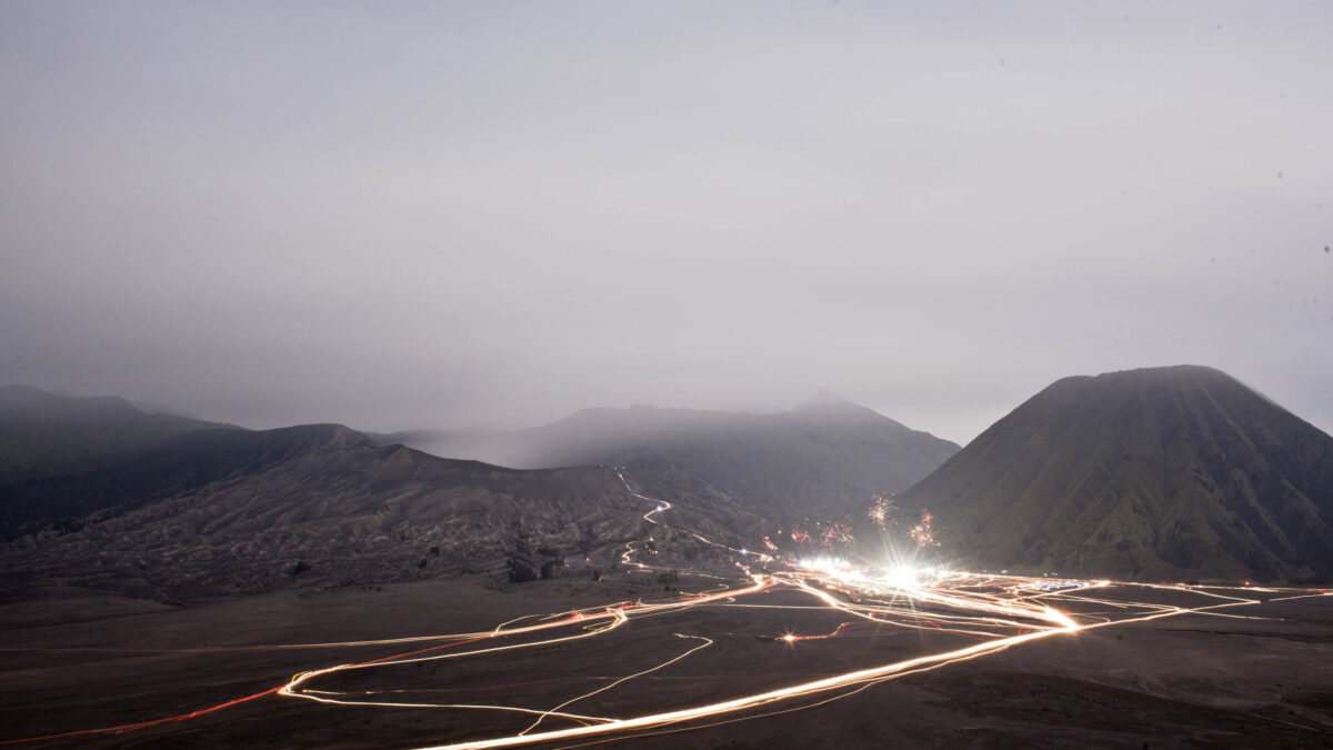 Cientos de integrantes de la tribu Tengger marcharon para ofrecer alimentos al Monte Bromo, al este