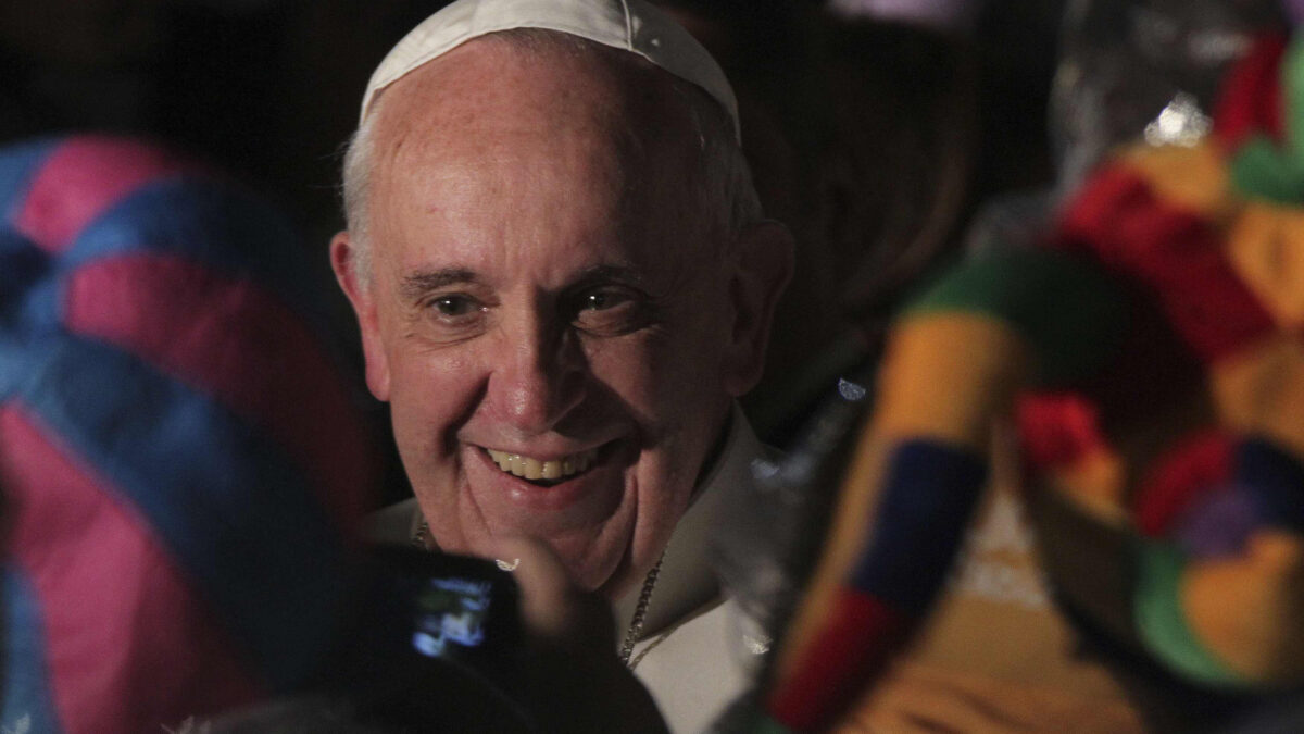 El papa Francisco visitó ayer el santuario de la virgen de Aparecida, patrona de Brasil, y pidió pra