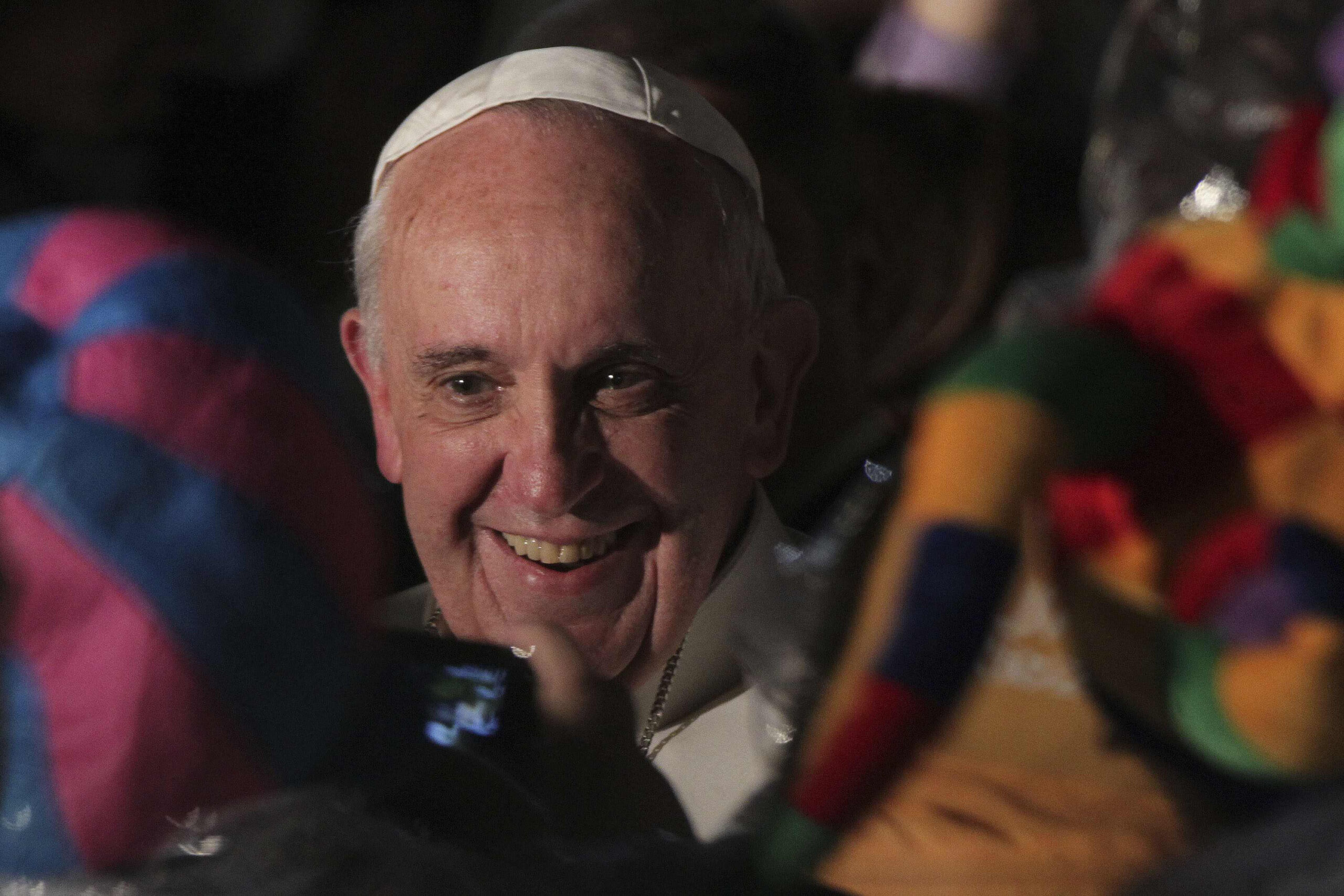 El papa Francisco visitó ayer el santuario de la virgen de Aparecida, patrona de Brasil, y pidió pra