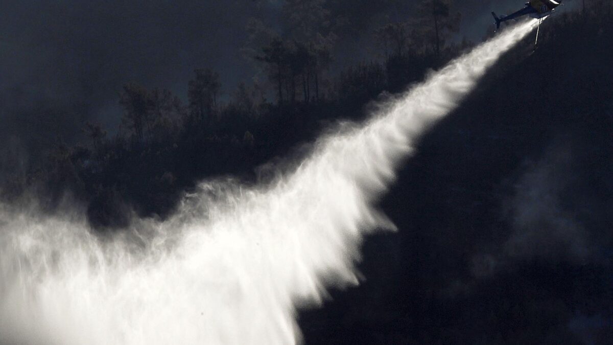 Cincuenta equipos de bomberos apoyados por agrupaciones de defensa forestal trabajaron ayer en la ex