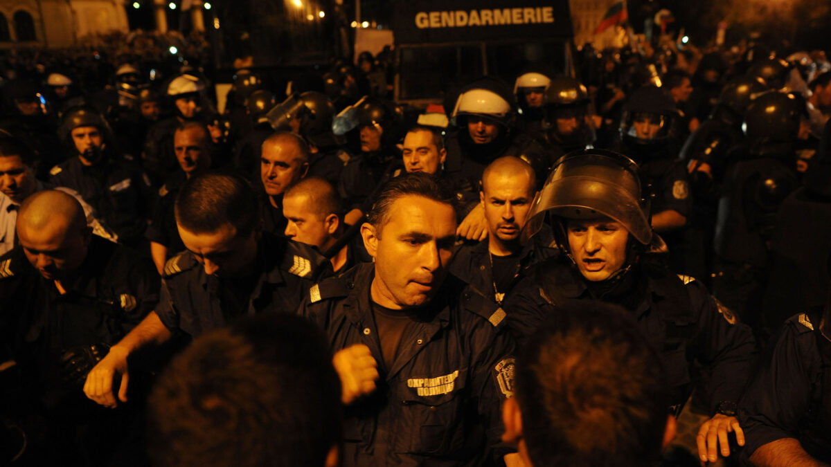 Centenares de manifestantes bloquearon ayer el Parlamento de Sofía, en Bulgaria, e impidieron que lo