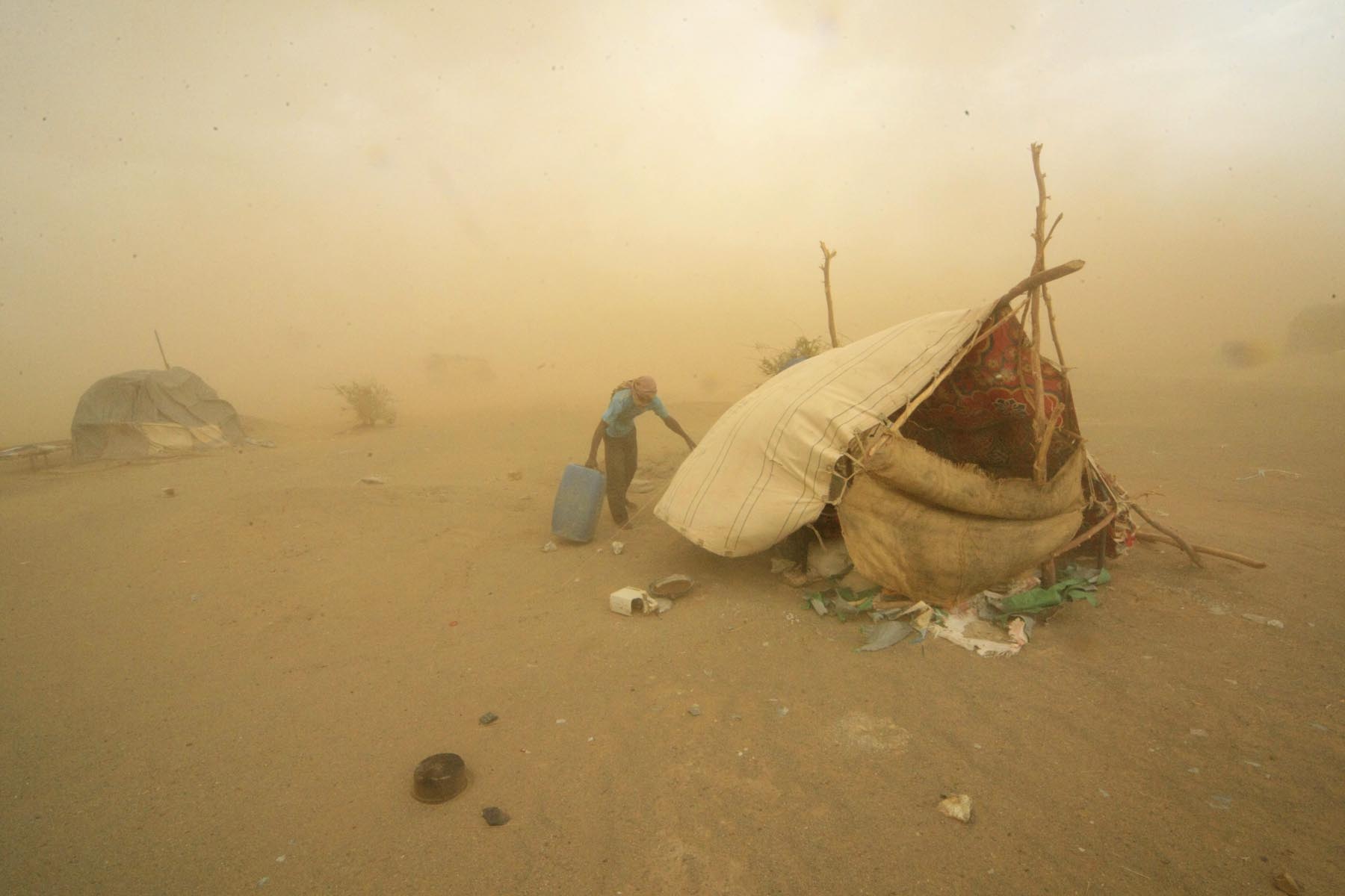 Después de que unas cien personas murieran en mayo por el derrumbe de una mina en Darfur, no cesa la