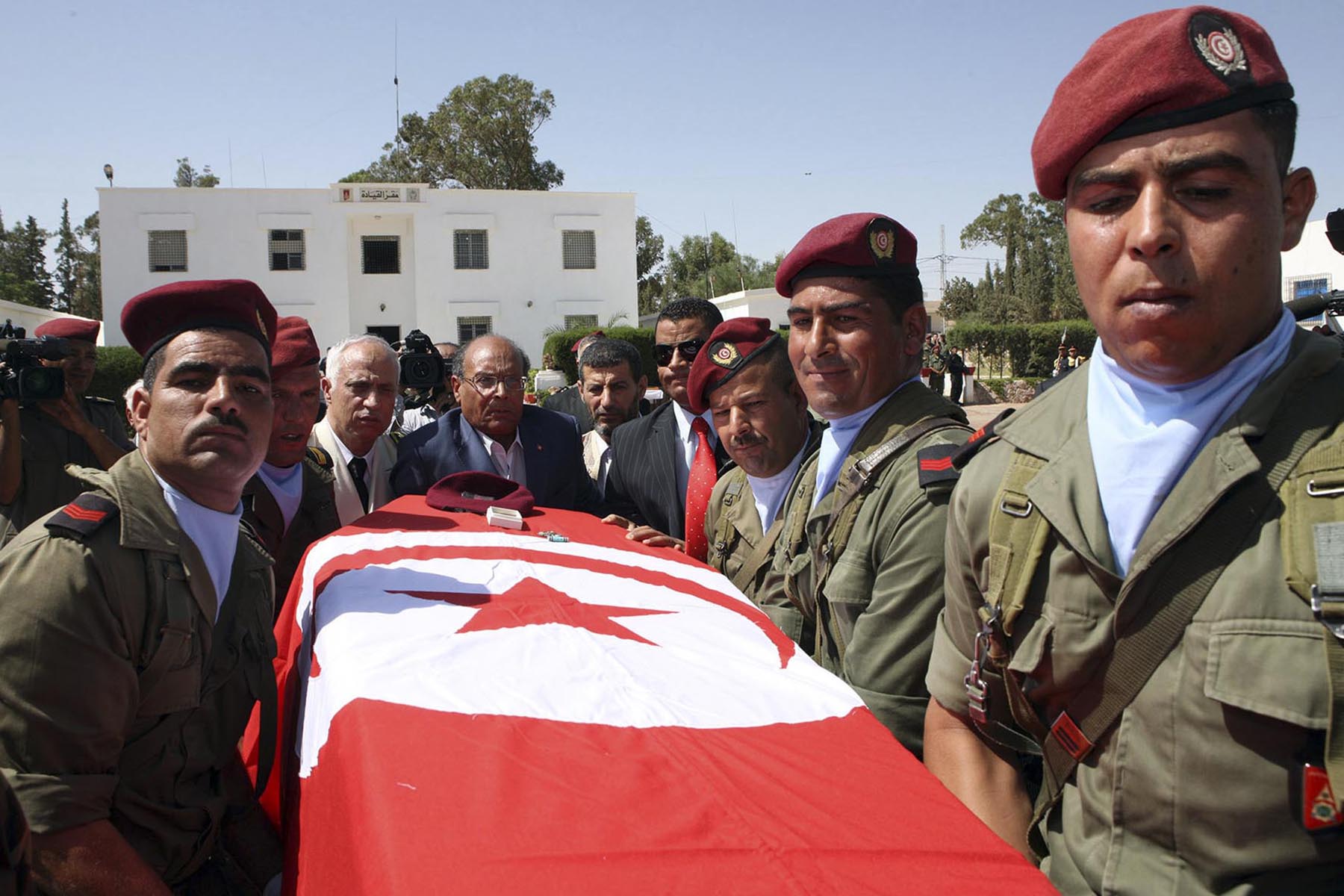 Al Qaeda asestó ayer su primer golpe en Túnez asesinando a ocho soldados de élite del ejército de es