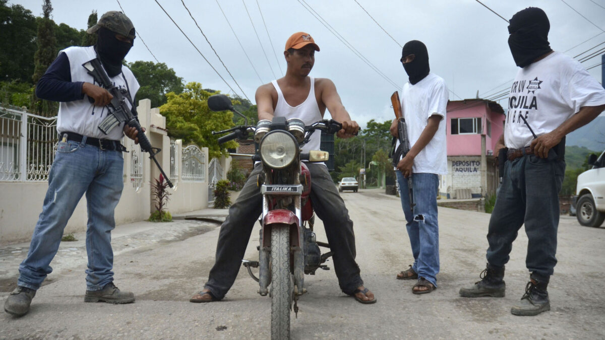 En el estado de Michoacán, México, la población civil denuncia un vacío de poder y crecen los grupos