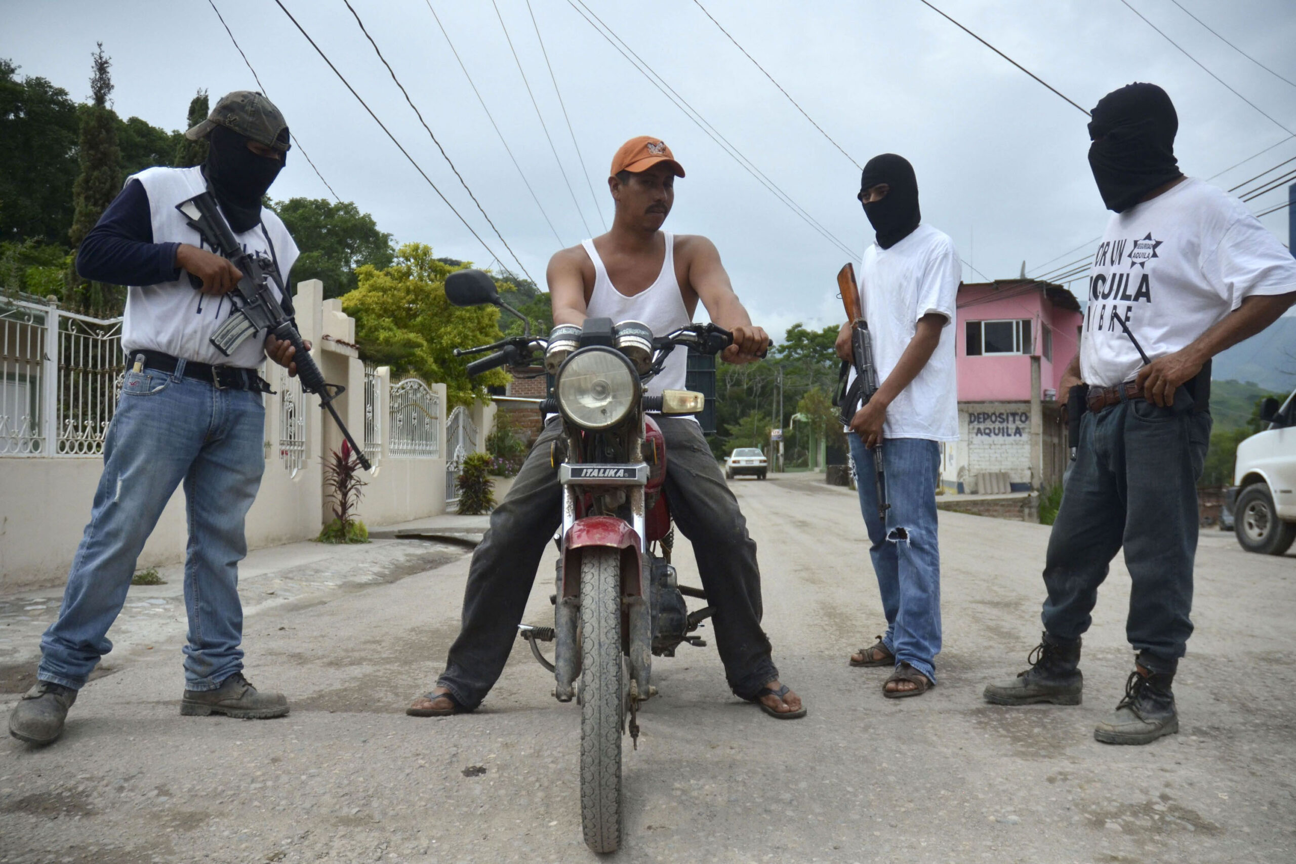 En el estado de Michoacán, México, la población civil denuncia un vacío de poder y crecen los grupos